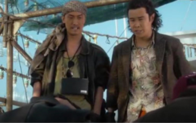 电影险途夺宝,岳云鹏和葛优海上被困，遇到海盗的场景