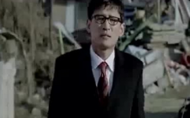 黑色之家，男子被一条狗吓瘫在地