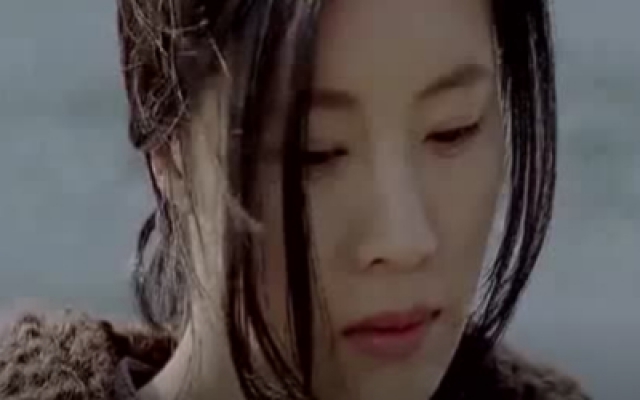 黑色之家，美女拿着儿子的骨灰撒到河里