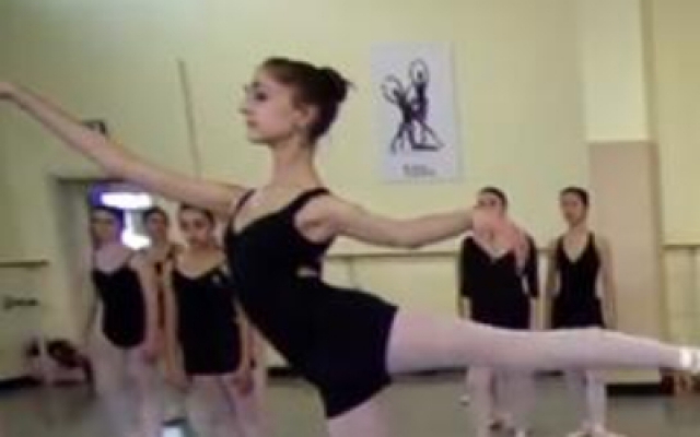 少女超励志学习芭蕾，每一个动作都如此迷人！