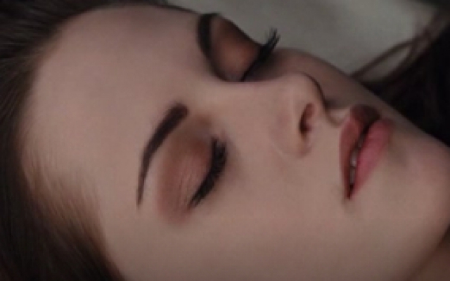 《暮光之城4》：贝拉终于变吸血鬼啦，还生了个混血女儿