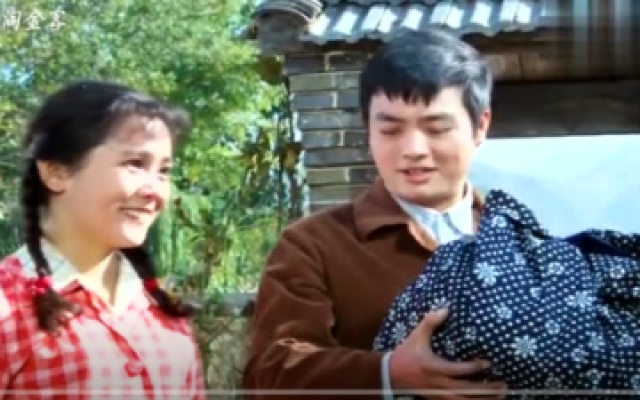 1981老电影《喜盈门》大结局：一家人和和睦睦，乐乐呵呵吃饺子！