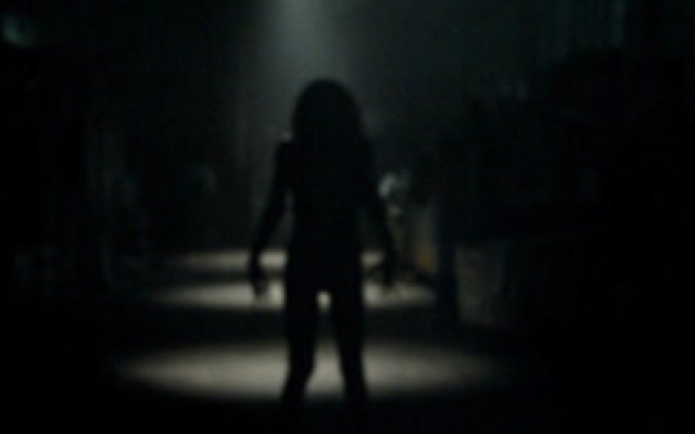 温子仁亲自发掘的恐怖片《关灯后》藏在黑暗中的恐怖鬼影！ 