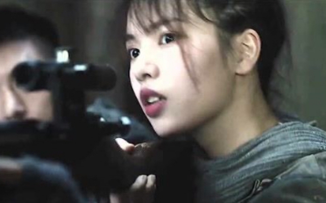 《夺命狙击2》小姑娘第一次用狙击，八倍镜都不会用，竟然能击中敌人