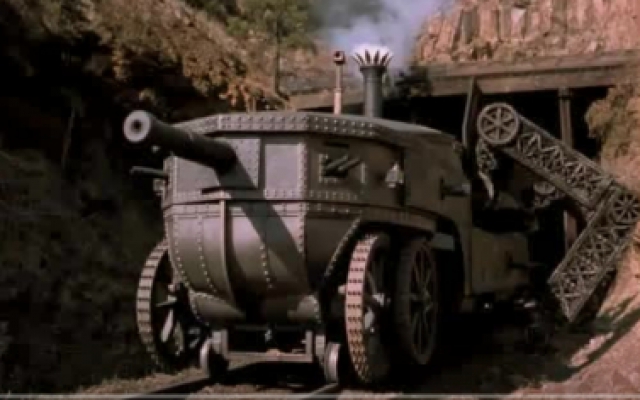 飙风战警: 这美女驾驶的坦克还可以在铁路上开,小火车上也满是机关设备
