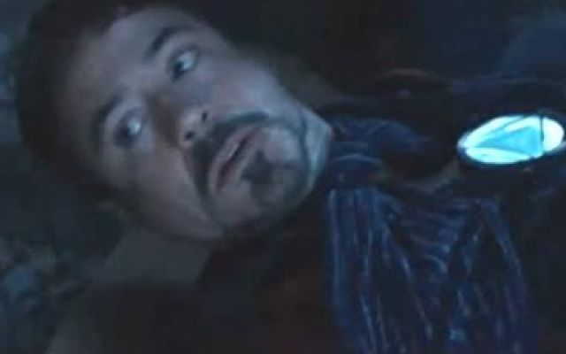 《钢铁侠3》删减片段：斯塔克掏出胸口核反应堆救人