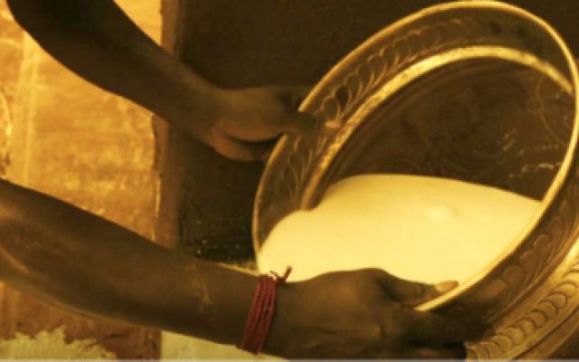 聚宝盆：农民挖到一口铜缸，用它来装牛奶，牛奶不断冒出来流成河