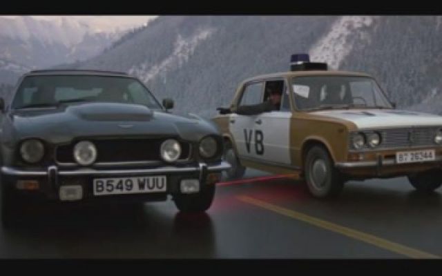 《007之黎明生机》精彩剪辑：阿斯顿·马丁 V8 火力全开