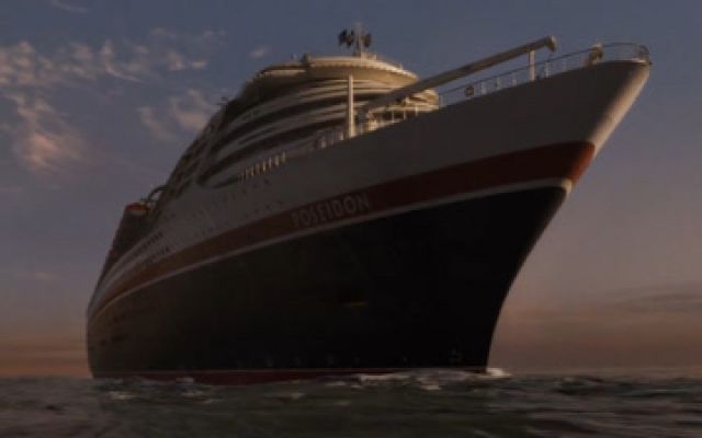 《海神号》万吨客轮被海啸掀翻，一部堪称泰坦尼克号的电影！