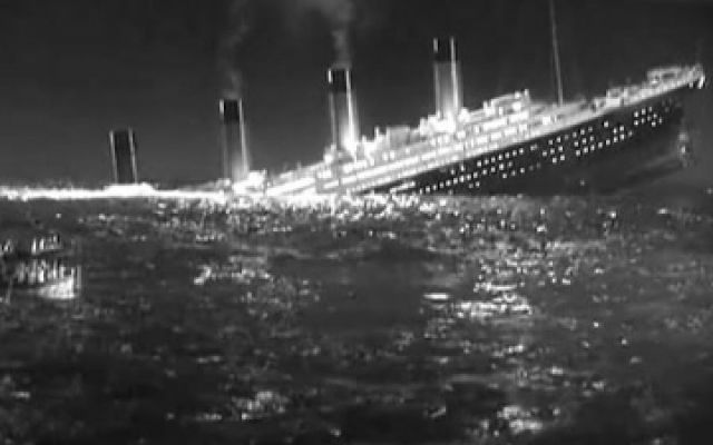 冰海沉船：泰坦尼克已经严重倾斜，沉没的速度越来越快了