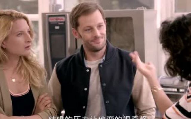 女友发现亚斯最近经常心不在焉怀疑他有外遇