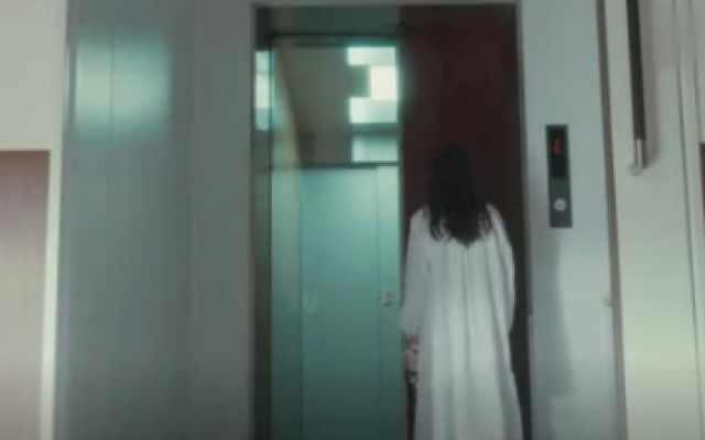 小女孩深夜独自乘电梯，可怕的一幕发生了