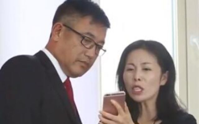 干部给贫困女生补课被举报，村民却都替他求情