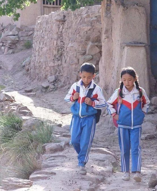 《旺扎的雨靴》很有念想的藏语儿童片