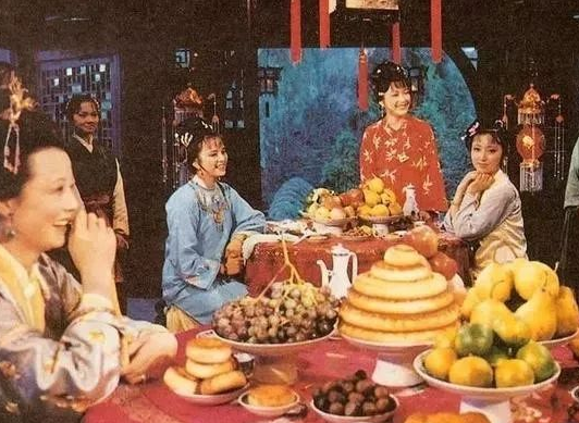 《红楼梦》：林黛玉和薛宝钗有什么不同？薛宝钗的形象被贬低了？