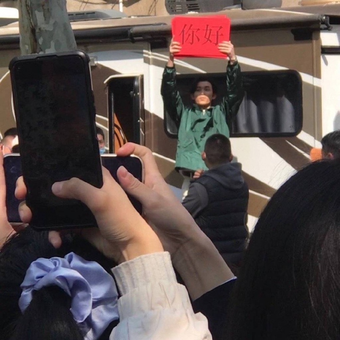 吴磊现身济南拍戏 举牌子和粉丝互动被侃是“端水大师”