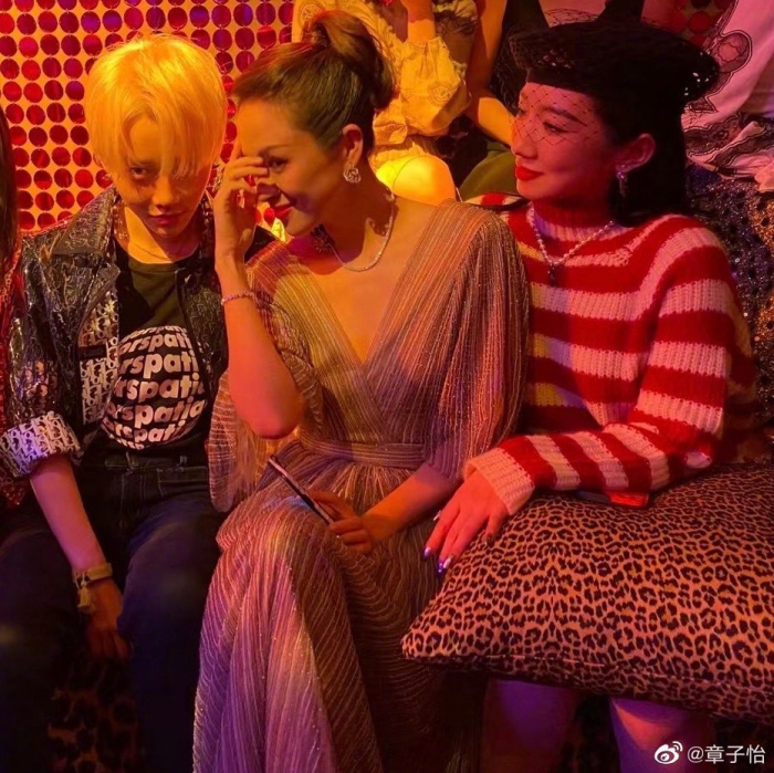 章子怡晒看秀现场照，与刘嘉玲同框比美，坐女团中比她们还年轻？