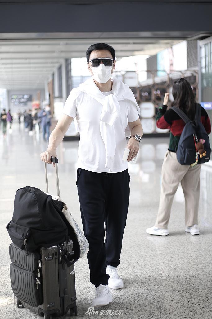 钟镇涛穿半袖架墨镜现身气场在线 独自推行李身材健硕有型