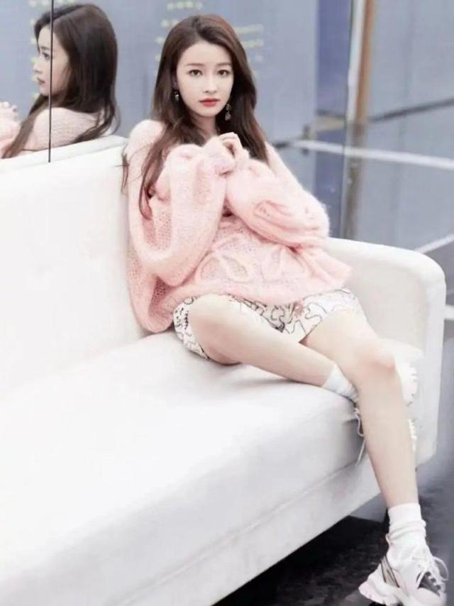 孙怡的“少女腿”太美了，27岁嫩得像18岁，穿粉色毛衣甜美减龄