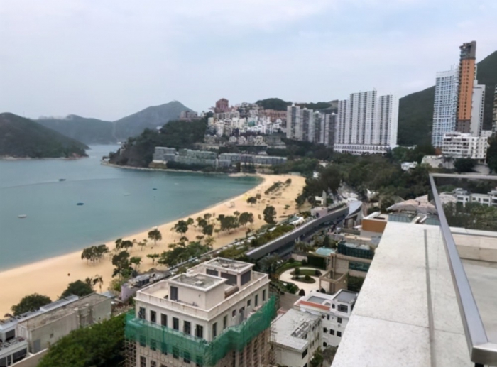 参观郑中基住的豪宅，在娱乐圈没几个人住得起，阳台独揽整片沙滩