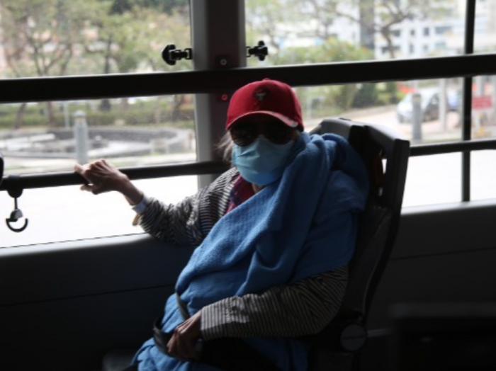 83岁余慕莲今戴红帽子坐轮椅出院 身形消瘦见镜头不忘挥手
