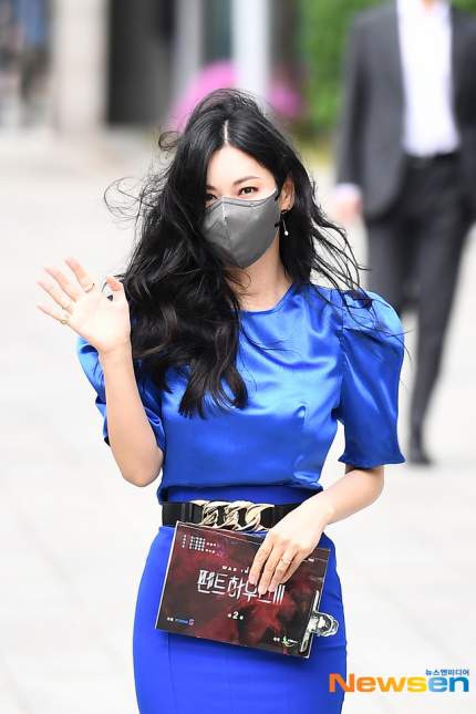 金素妍拍摄《顶楼3》上班图曝光 宝蓝色套装尽显身材