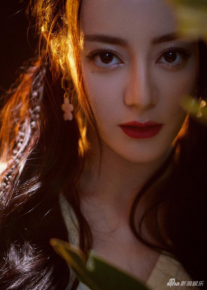 迪丽热巴编发造型拍写真青春元气 穿格纹裙清新靓丽