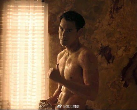 彭于晏拍新戏超自律  瘦到脊椎骨凸起