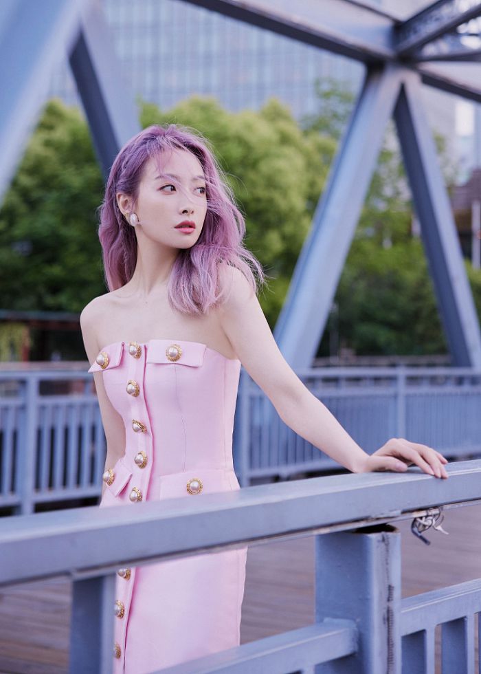 宋茜紫粉发色优雅梦幻 穿珍珠裙漫步桥下