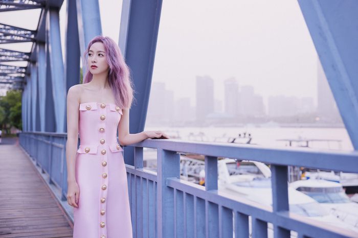 宋茜紫粉发色优雅梦幻 穿珍珠裙漫步桥下