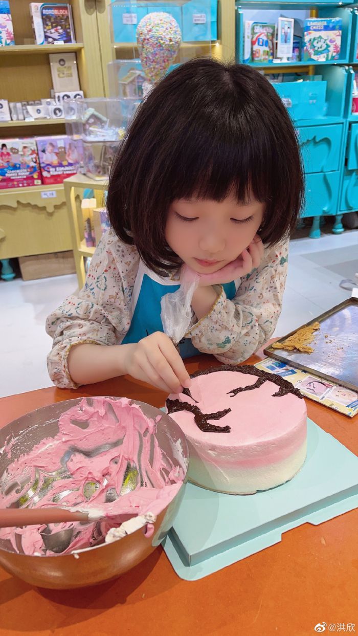 洪欣获女儿亲手做蛋糕庆祝母亲节 7岁彤彤超像老爸张丹峰