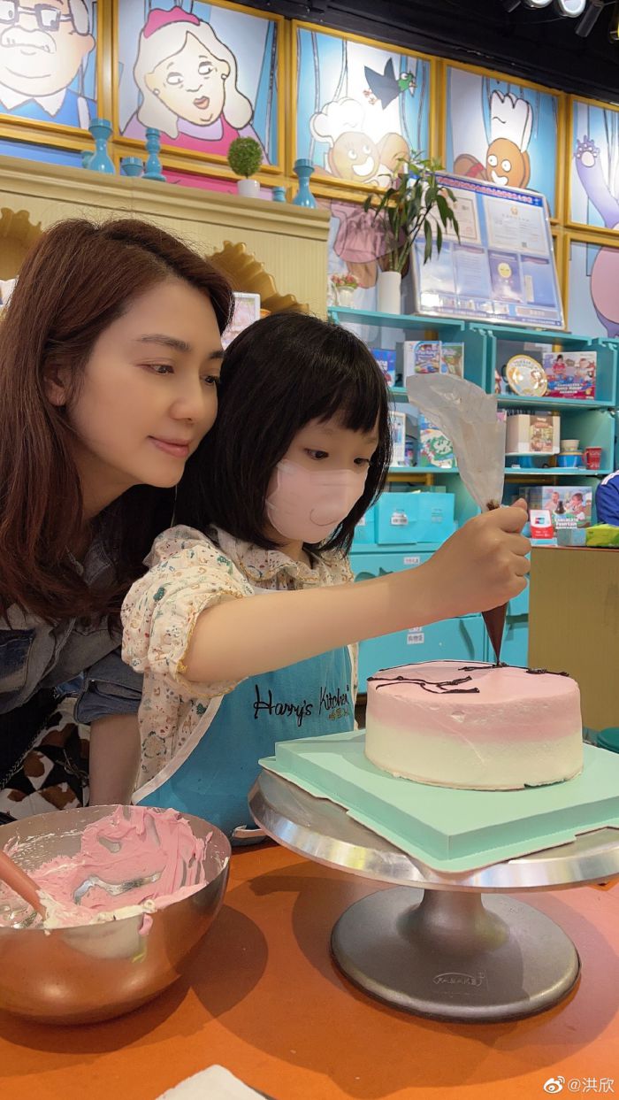 洪欣获女儿亲手做蛋糕庆祝母亲节 7岁彤彤超像老爸张丹峰