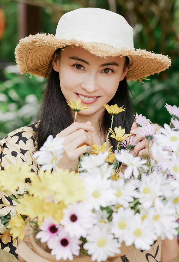 张柏芝哪像仨孩妈？少女身材秒杀00后，穿碎花衬衫野餐