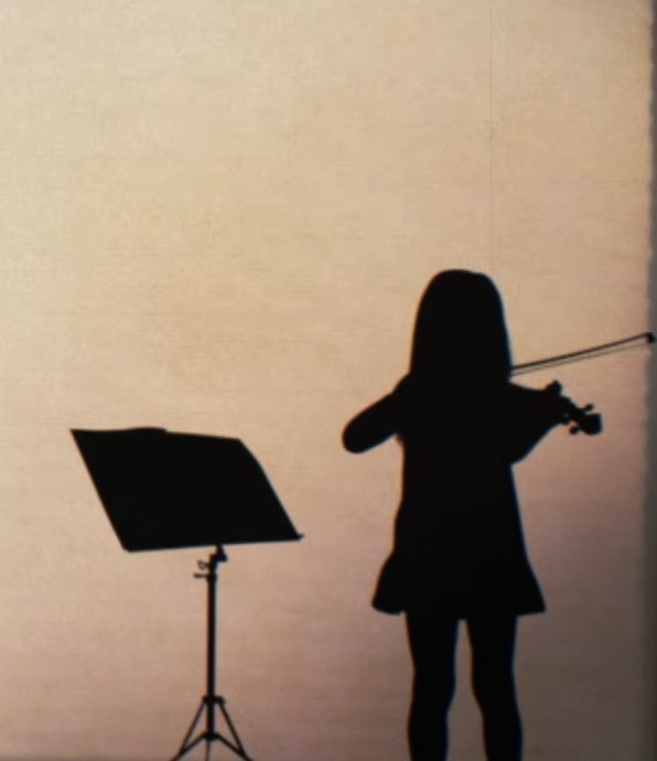 昆凌晒女儿拉小提琴背影照  与《前世情人》MV一模一样