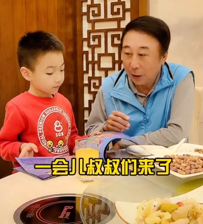63岁冯巩给孙子抓一把花生，却被其嫌弃手脏，闫学晶疑扮奶奶发声