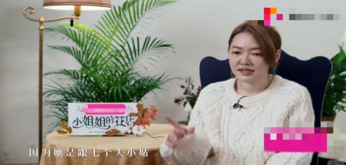 小S曝妈妈婚姻不幸，一人养大仨女儿，和7个小姑子同住还被丈夫打