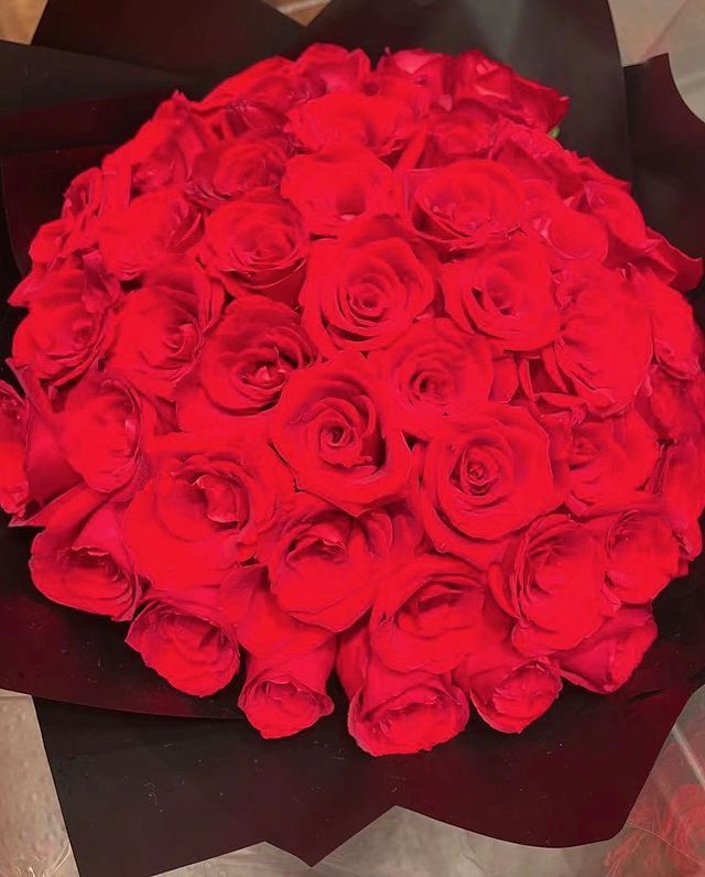 郭富城520之夜送方媛大束红玫瑰，夫妻合影被过度美颜了