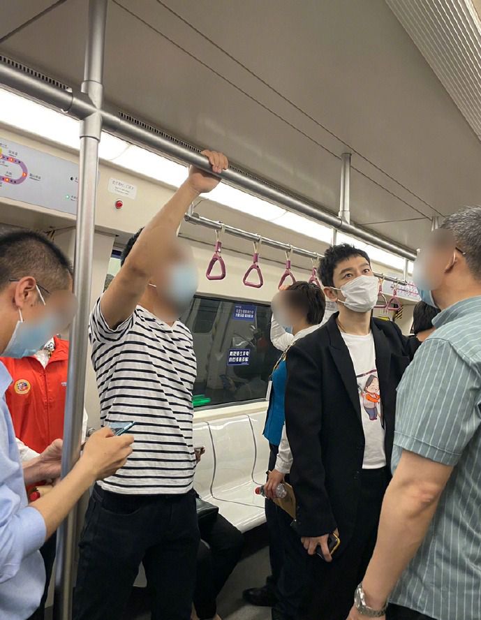 黄晓明坐地铁被偶遇，黑西装配白T恤清爽利落