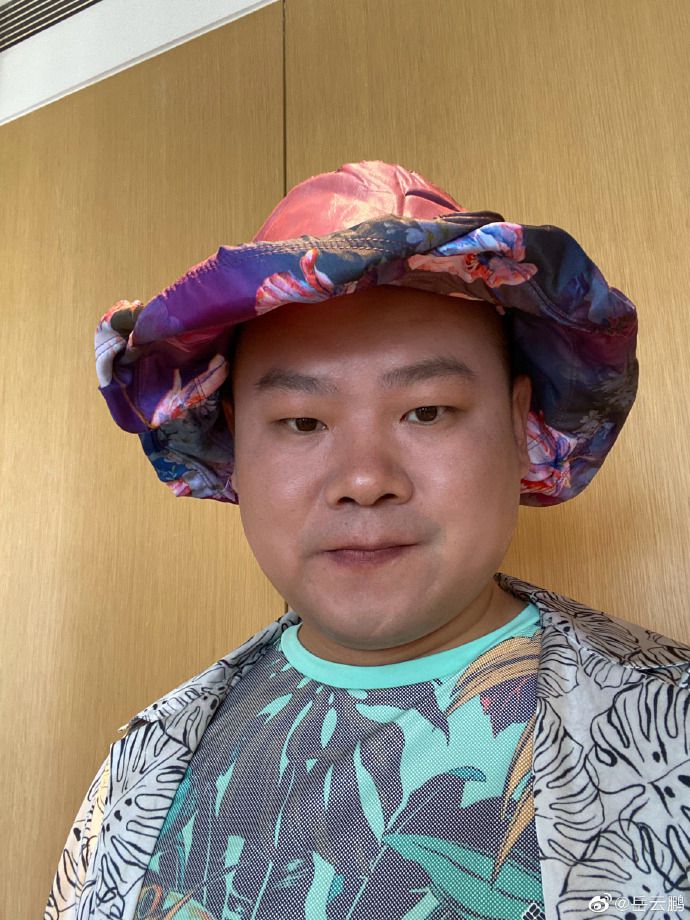 岳云鹏戴三种不同的帽子自拍在线问网友  称选帽子也很难！