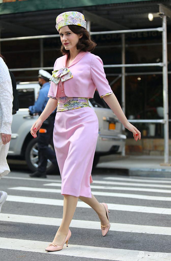 蕾切尔穿套裙变粉红佳人 街头拍戏成一抹亮眼风景线