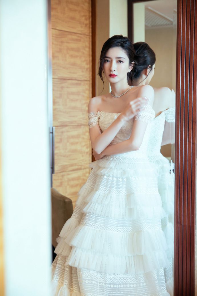 江疏影穿纯白蛋糕裙温婉优雅 自侃戴上头纱就可以结婚了