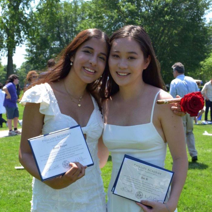 李连杰小女儿高中毕业晒合照 姐姐到场祝贺二人同框笑容灿烂