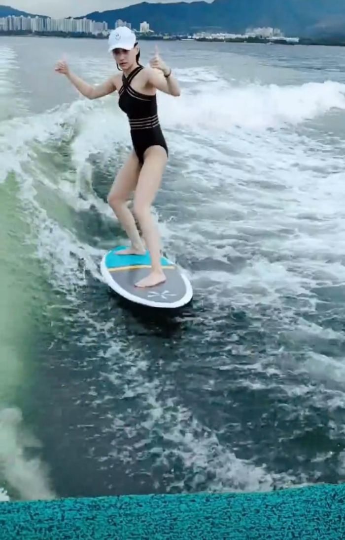 何超莲晒海上冲浪Vlog 双腿纤细身材比例完美
