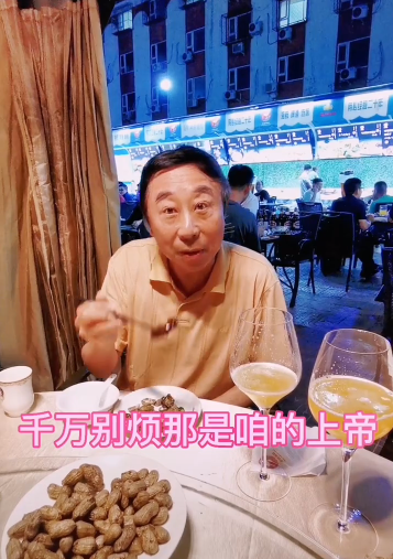 63岁冯巩街边吃饭被偶遇！遭美女粉丝围着敬酒，不服老一口干完