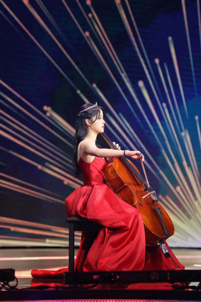 欧阳娜娜微博电影之夜演奏大提琴 一袭红裙温柔又优雅