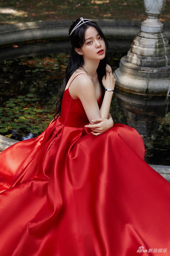 欧阳娜娜花园拍写真似在逃公主 红白两套造型浪漫唯美