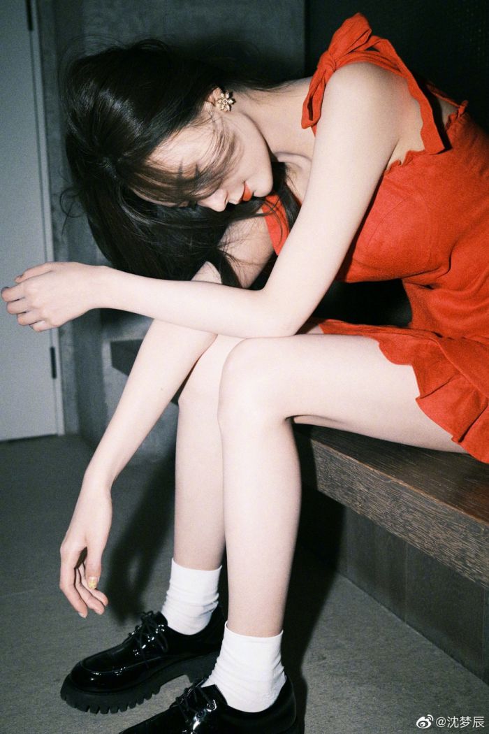 沈梦辰32岁生日晒写真 红色短裙秀纤细美腿眼神迷离