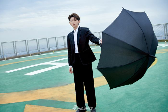 王源一身黑色西装绅士帅气 站天台手持黑伞氛围感十足