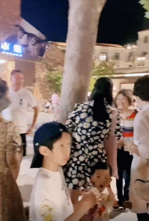 网友偶遇姚晨带儿子逛街  热情的和粉丝打招呼