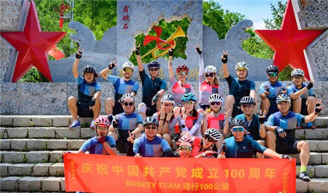 李亚鹏和车队友人骑行100公里 庆建党一百周年